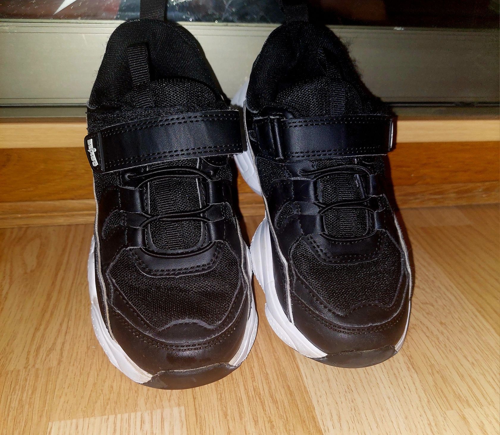 Стильні  чорні кросівки  33 розмір, на дівчинку 8-9 років  21-21,5 см.