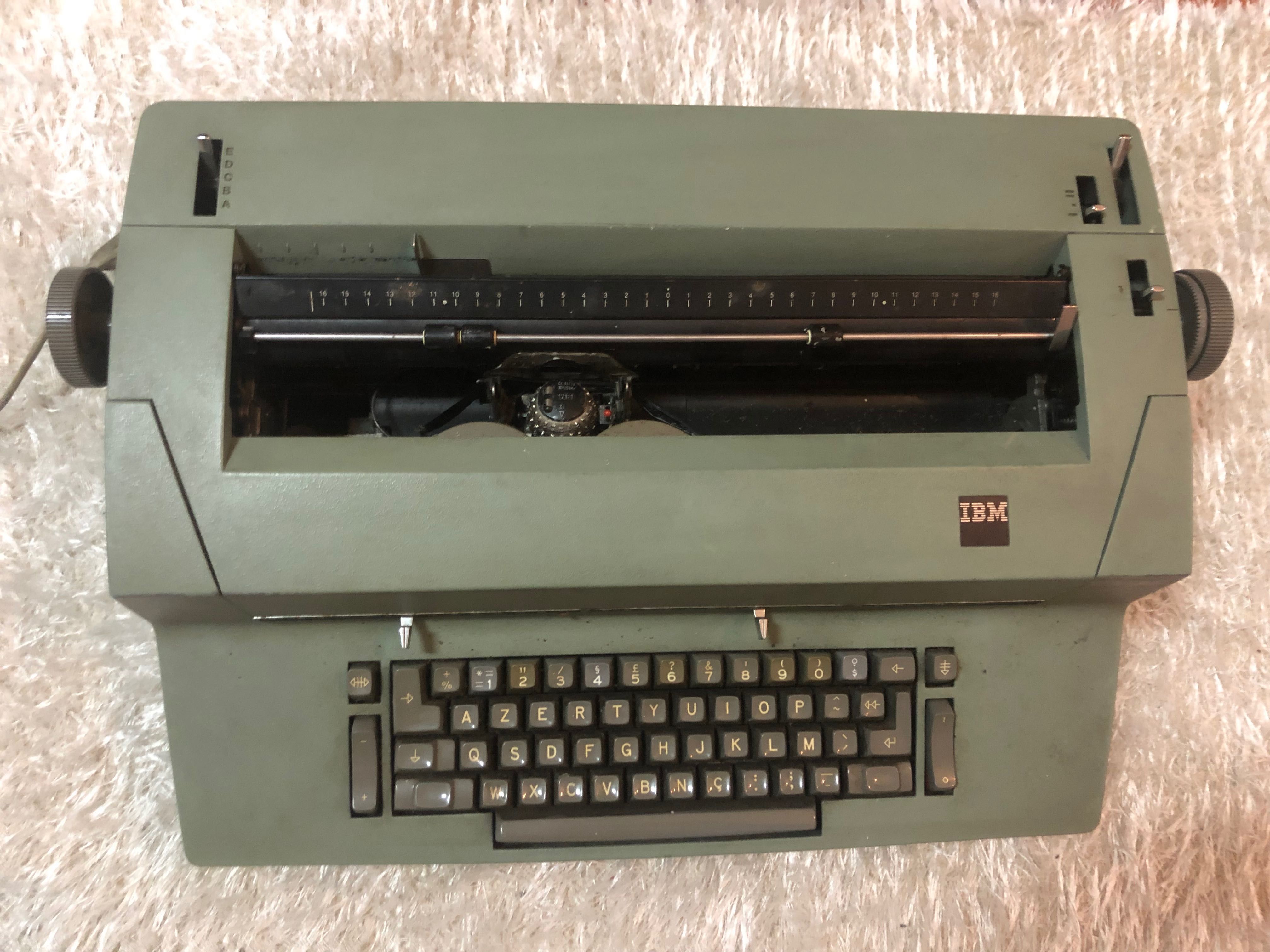 Maquina de escrever elétrica IBM