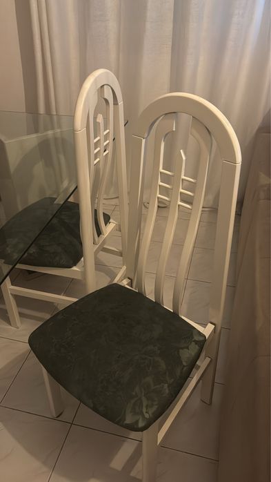 Mesa de jantar com 4 cadeiras