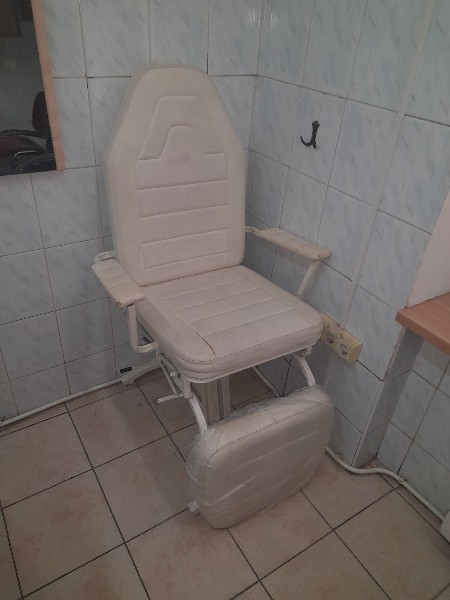 Крісло косметологічне.