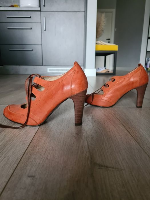 Pomaranczowe szpilki.