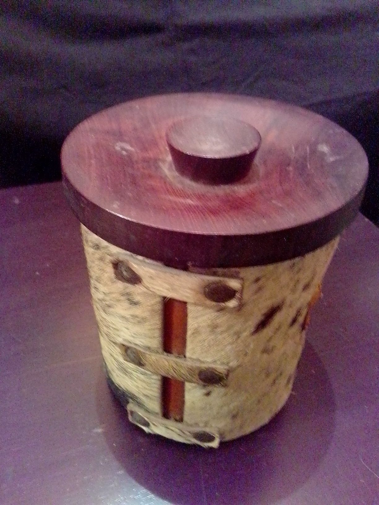Antigo pote em cerâmica da antiga fábrica da secla, com tampa madeira