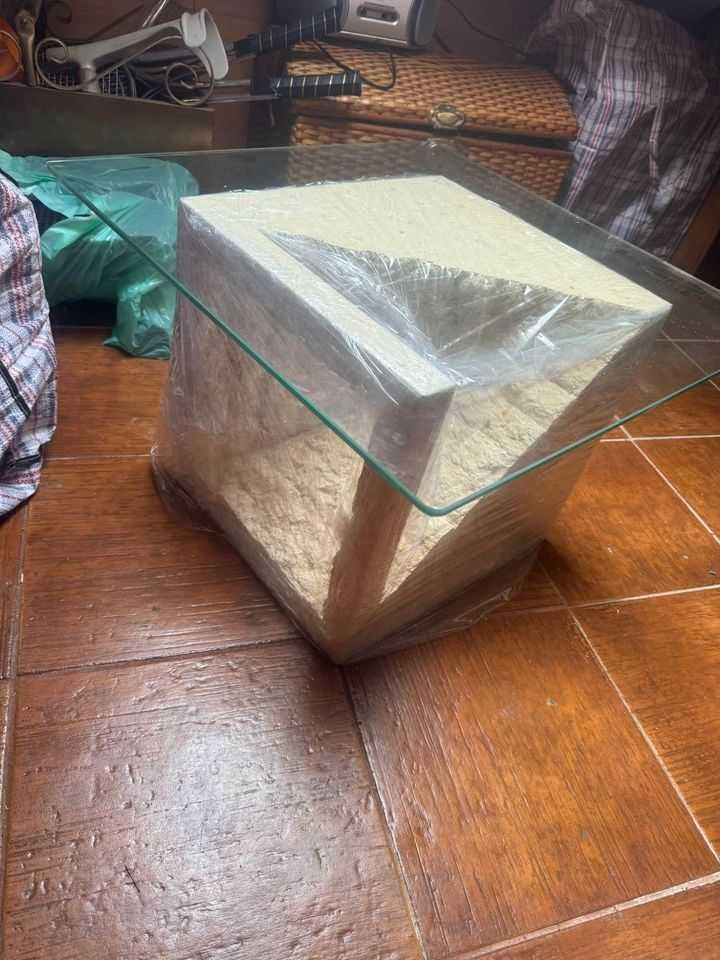 mesa em pedra com tampo de vidro