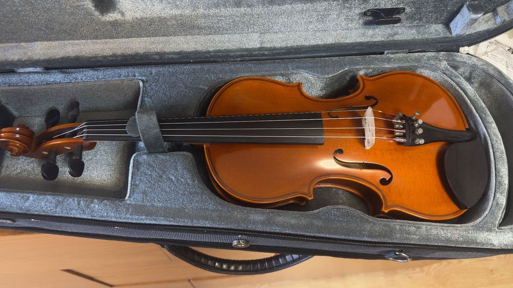 Violino Yamava (modelo V5) e arco, incluindo estojo de proteção.