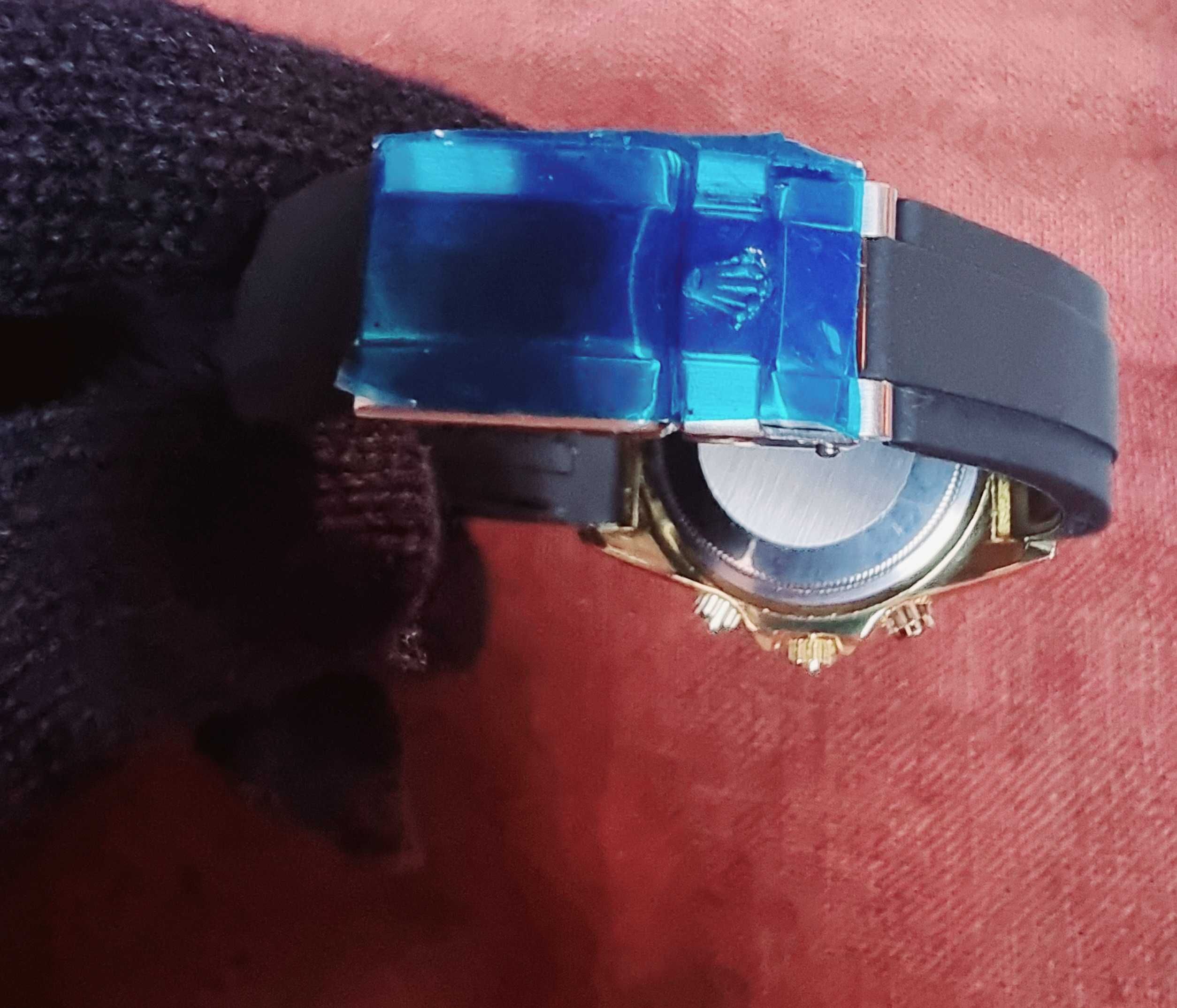 Relógio Novo muito elegante com pulseira em borracha preta