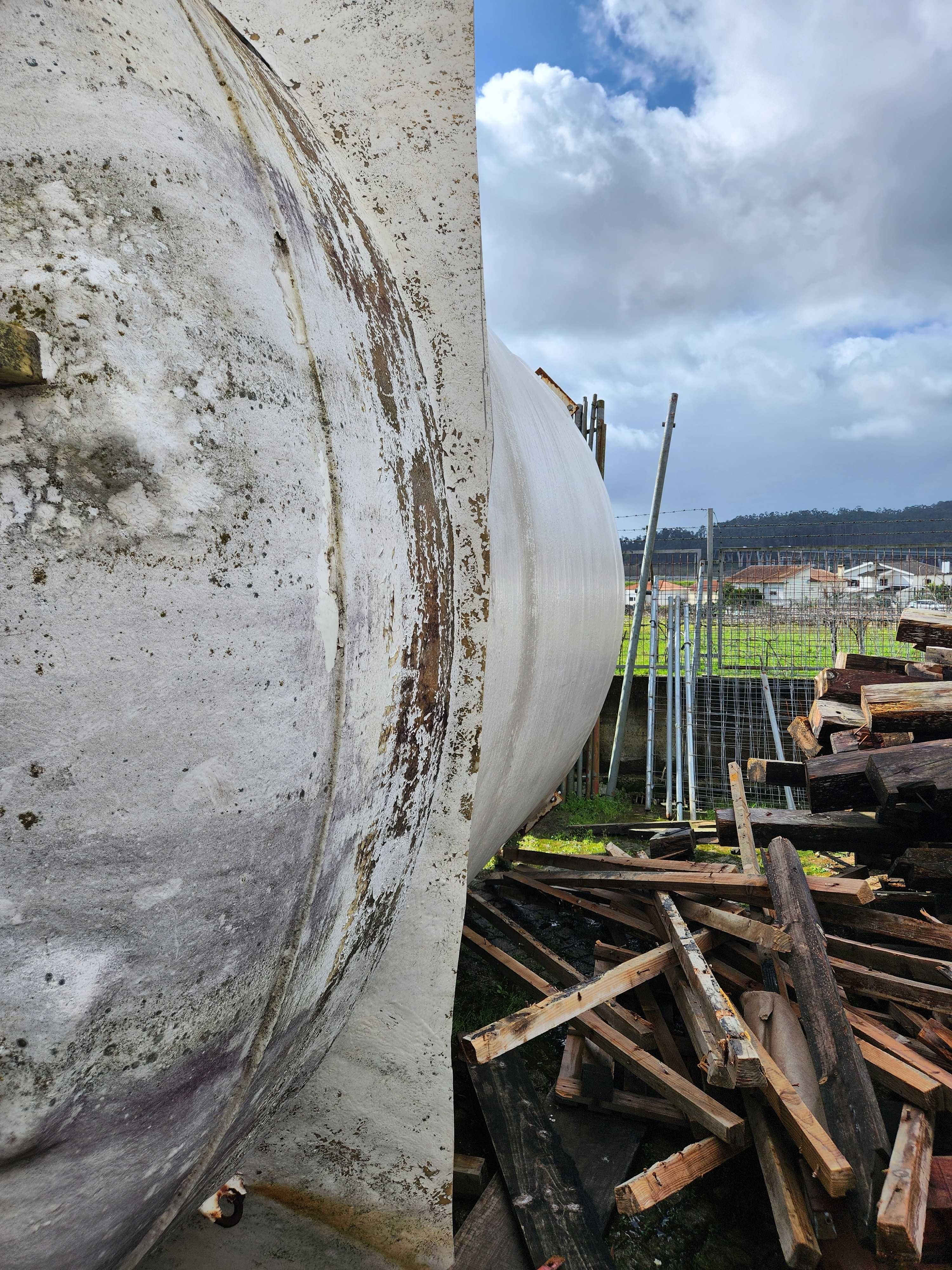 Silo de ração/agua em fibra 25 mil litros usado