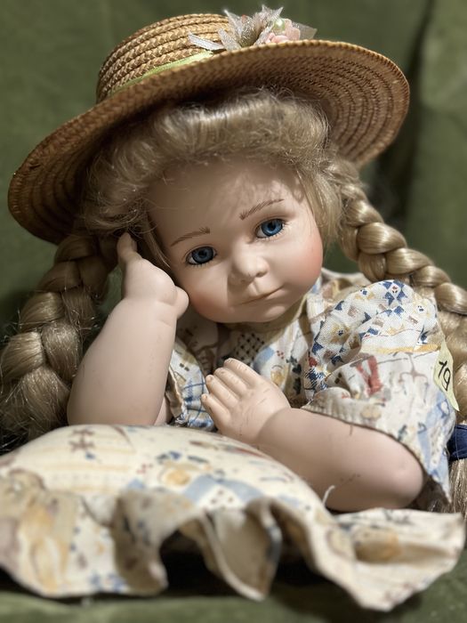 Лялька порцелянова