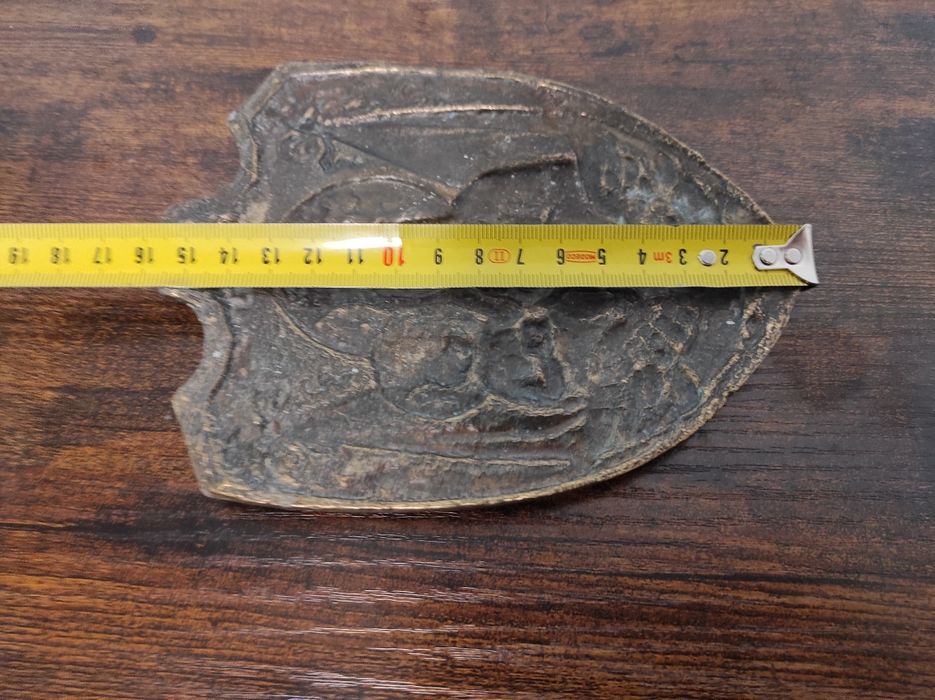 Mosiężny ryngraf z Matką Boską