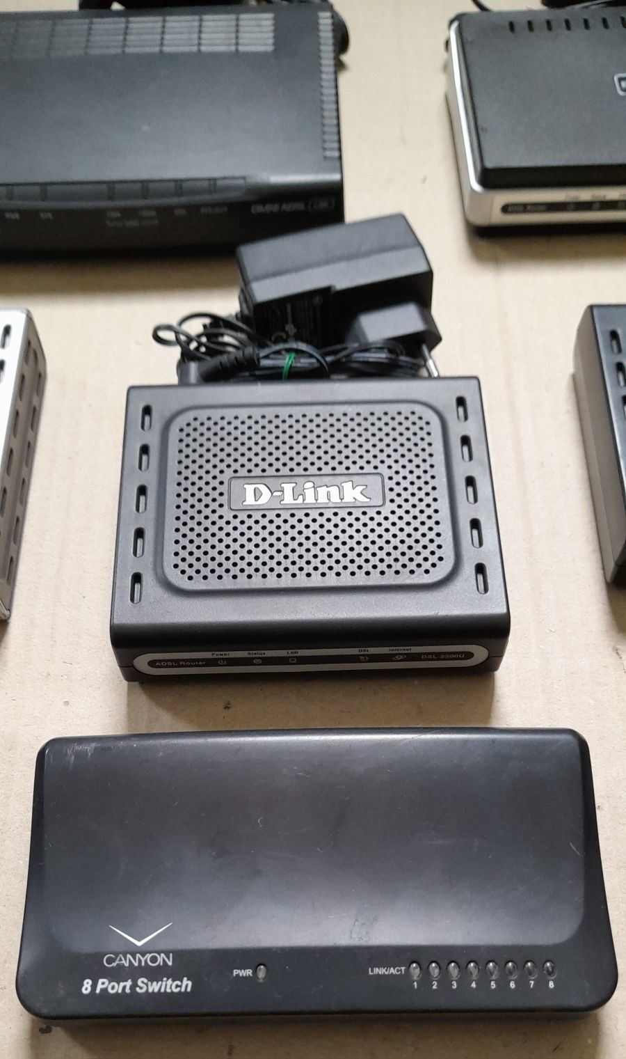 Коммутатор и модем портами Ethernet.