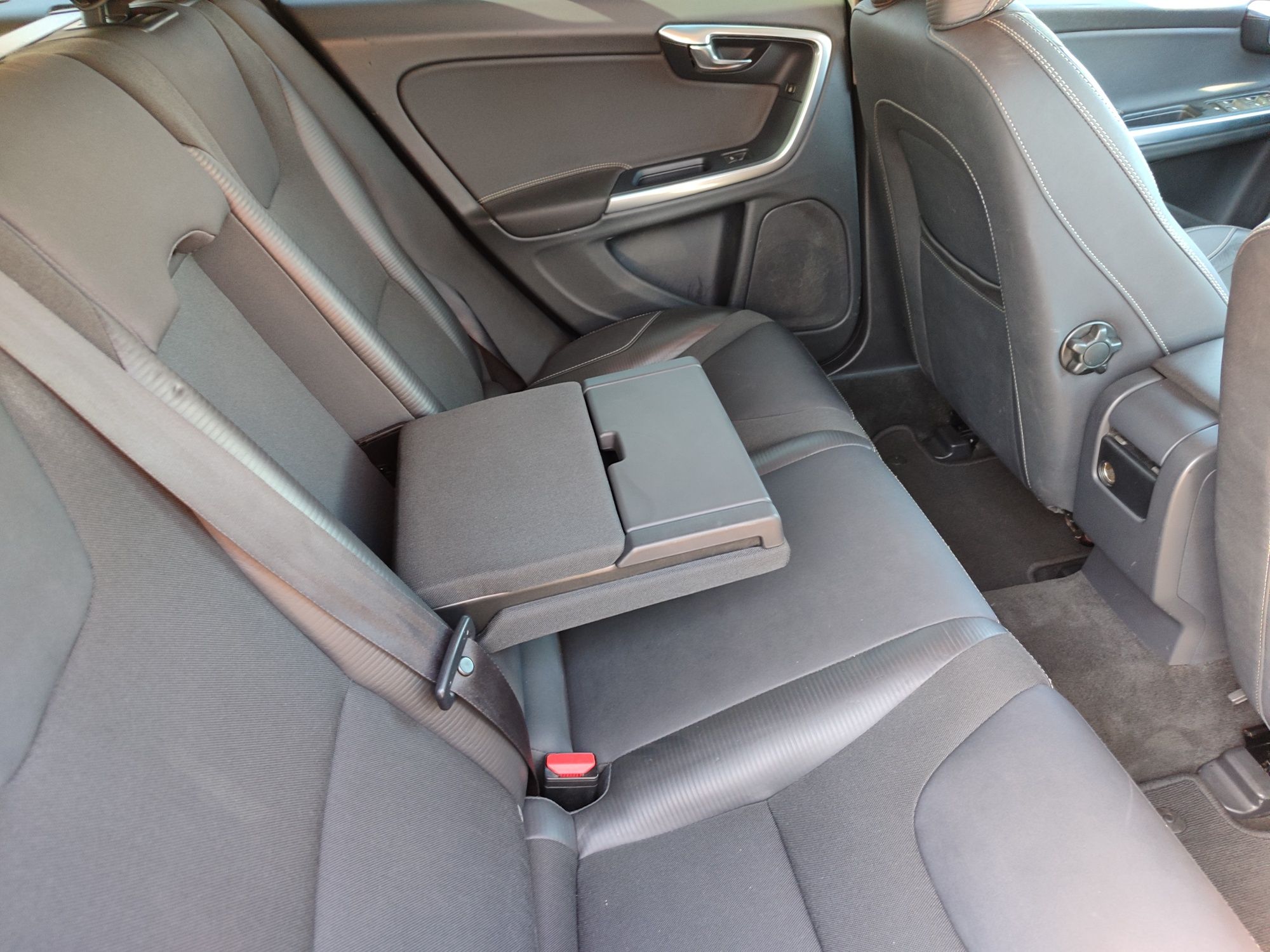 R-DESIGN Volvo V60 2,4 D5 AWD автомат 2013 ІДЕАЛ