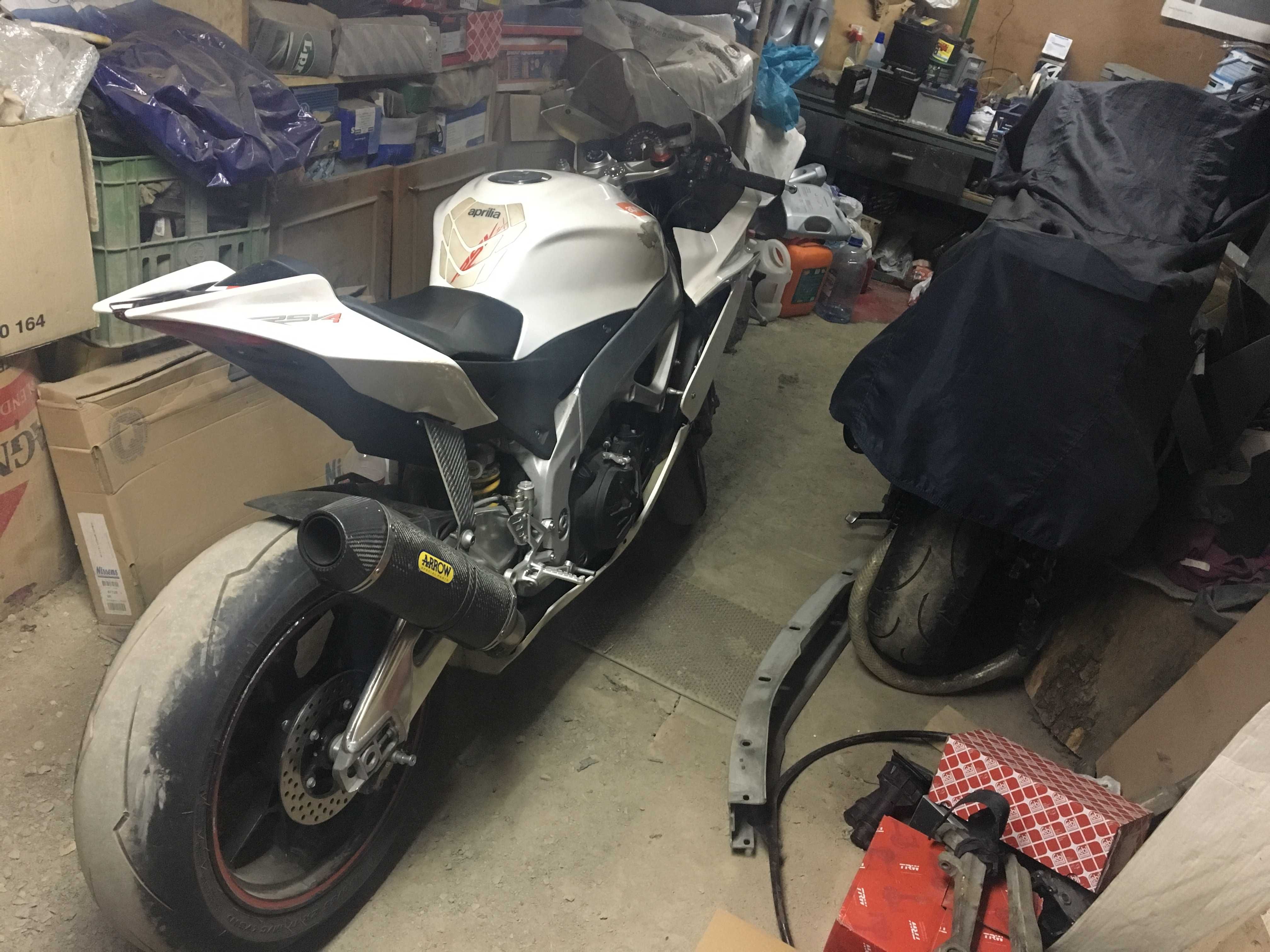 Aprilia rsv4(вже не цілий)по деталям 2010рік