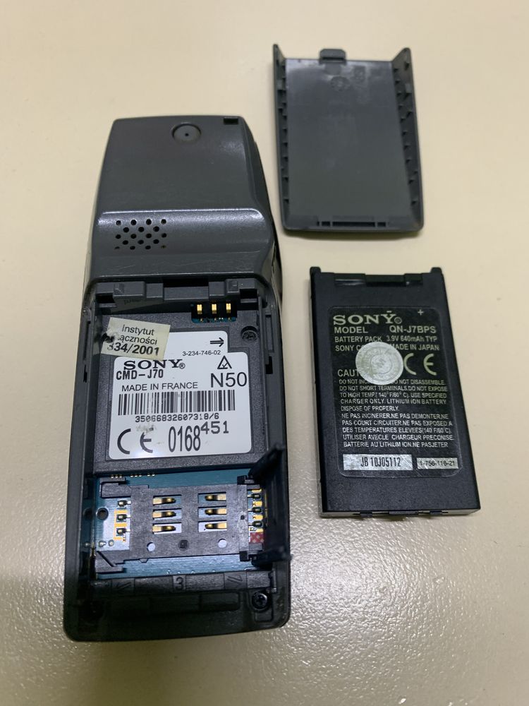 Телефон Sony CMD-J70