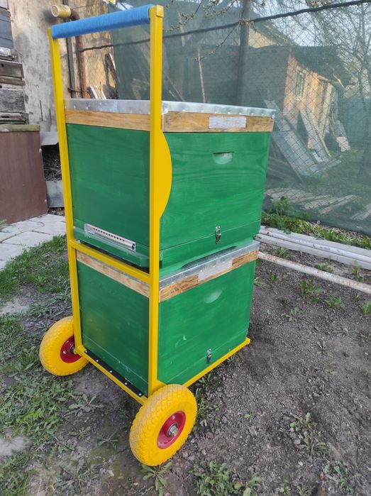 Возик, візок для вуликів.