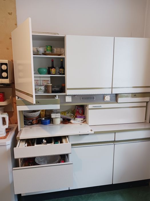 Piękny kredens  kuchenny. Bardzo pojemny i funkcjonalny.