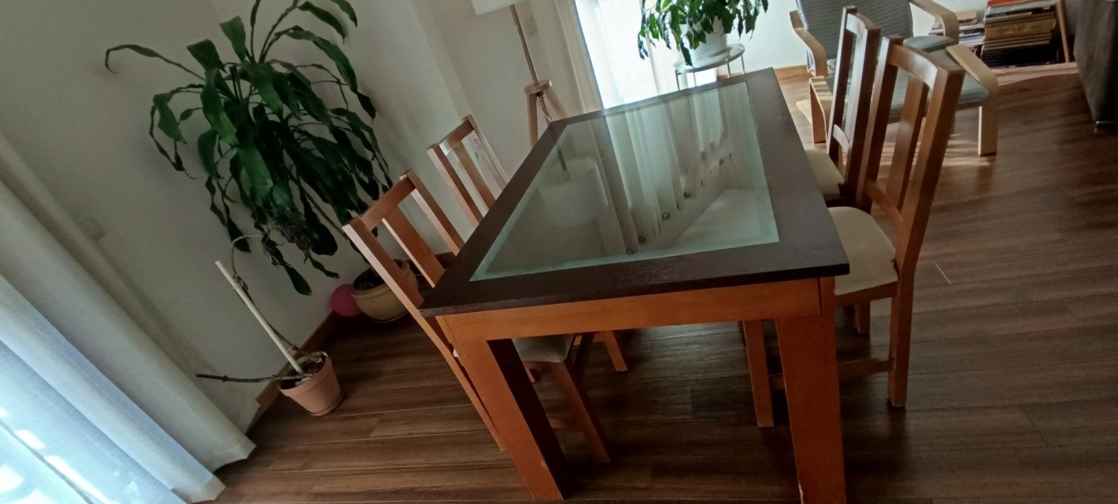 Mesa de jantar extensível com cadeiras
