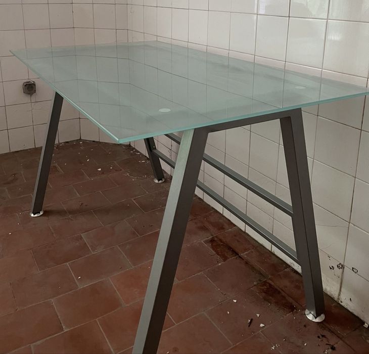Secretaria com tampo de vidro
