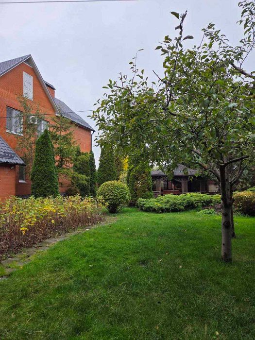 Продам двоповерховий будинок 260 кв м