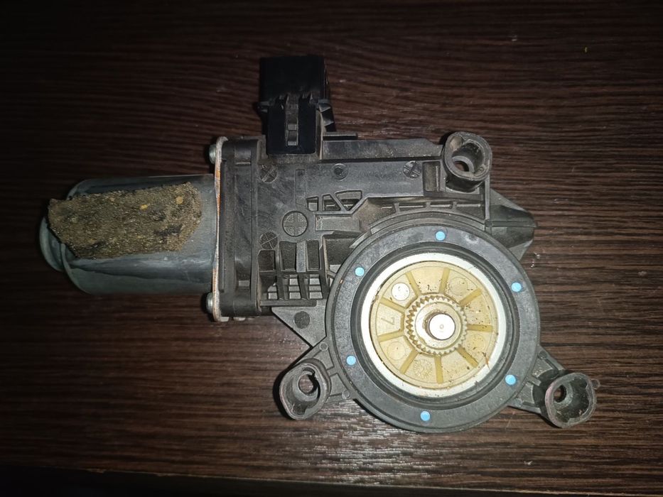 Продаю новий , повністю робочий стіклопідйомник VW Jetta