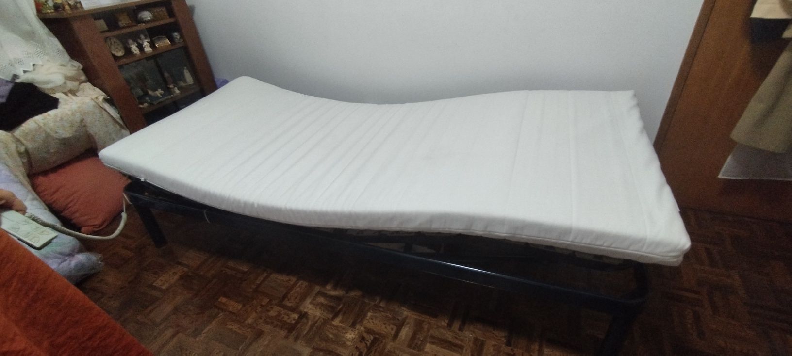 Cama articulada elétrica em muito bom estado, com colchão incluído.