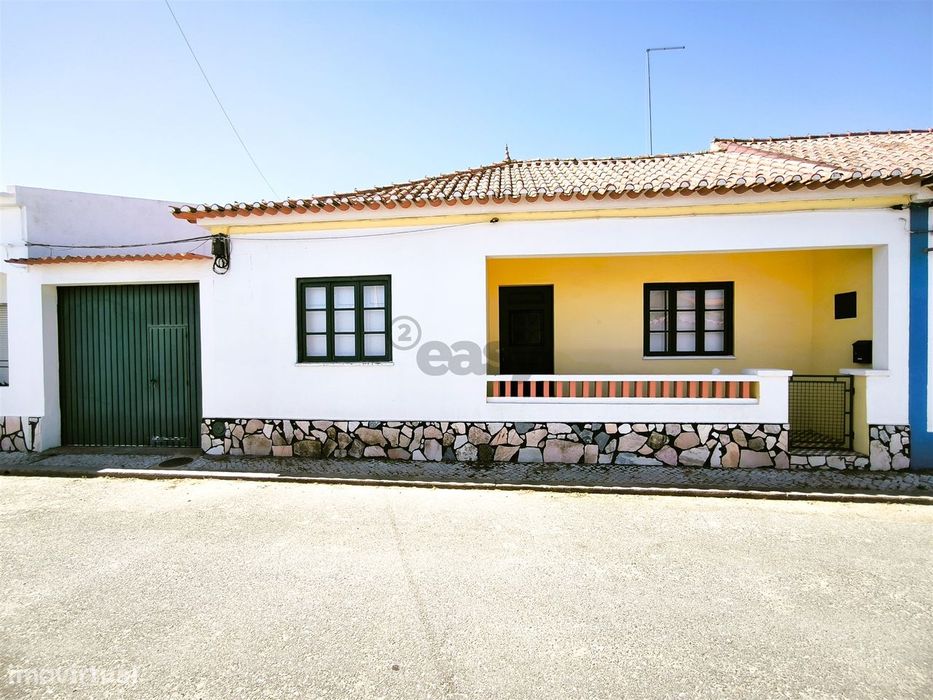 Moradia térrea T3 com garagem, quintal e terraço em Alvalade, Santiago