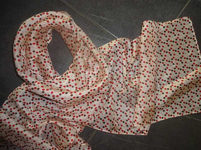 jedwabny biały szal szalik szaliczek apaszka w kolorowe grochy groszki