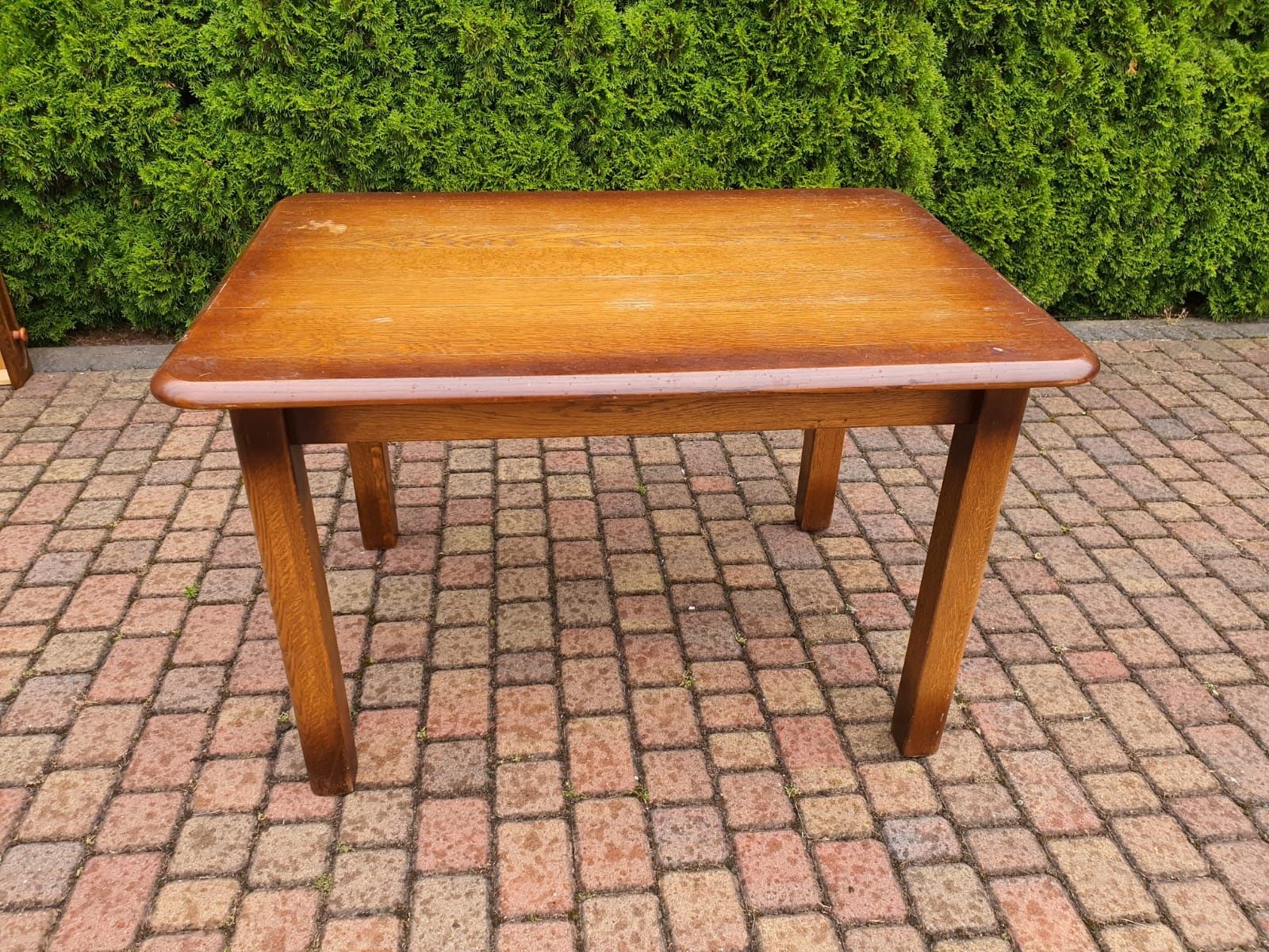 Drewniany lity stół