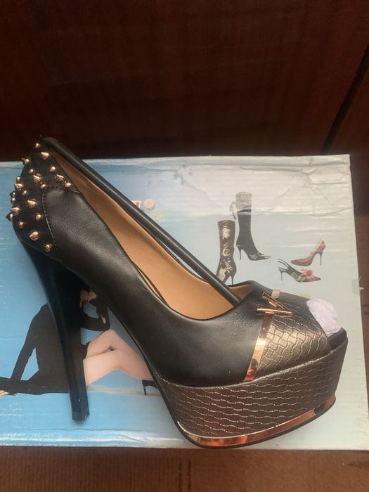 Туфлі жіночі на підборах