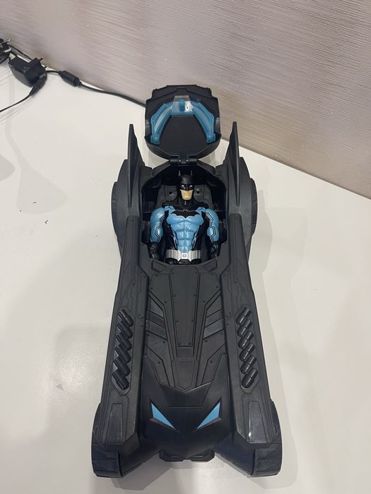 Бетмобіль з бетменом