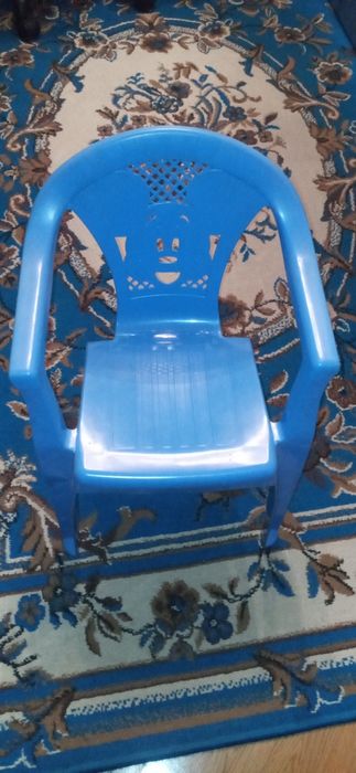 Дитячий пластиковий стільчик. блакитного кольору.