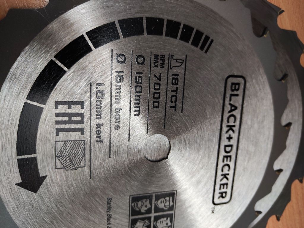Piła tarczowa 1l8 Black + Decker