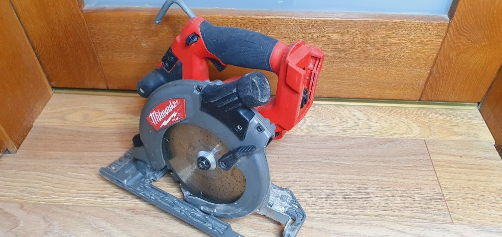 Pilarka piła przecinarka Milwaukee M18 CCS55