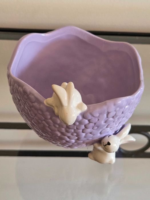 Coelhinhos a trepar uma tacinha lilás