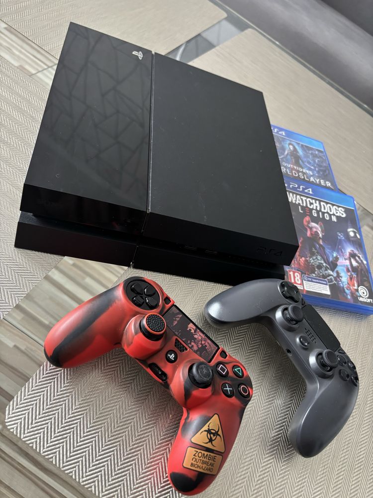 Sprzedam ps 4, 2 pady, 2 gry, 2 kable, stan sprawny
