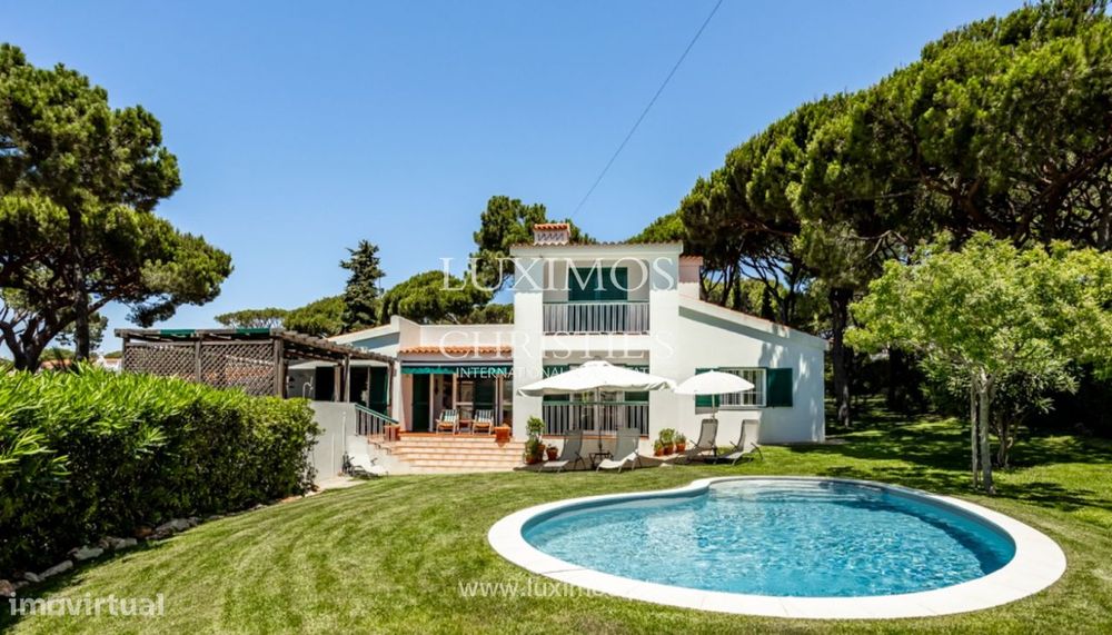 Moradia V4 com piscina para venda no centro de Vilamoura, Algarve