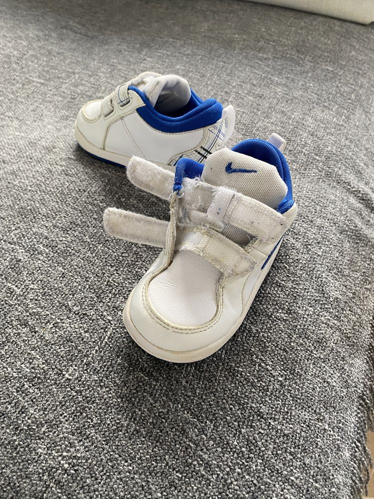 Białe buty skórzane chłopięce Nike, r. 23,5