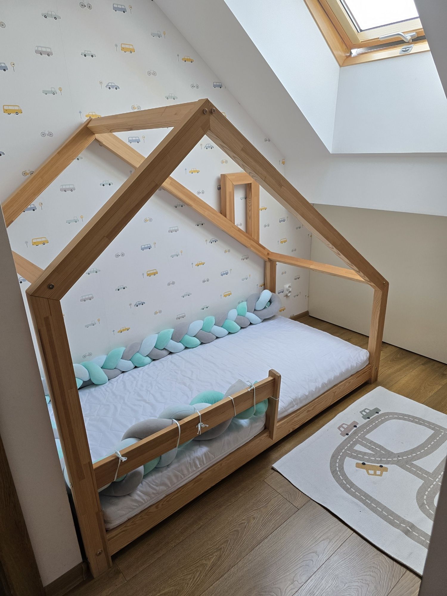 Łóżko domek krzywy daszek ALBI barierka, materac 160x90