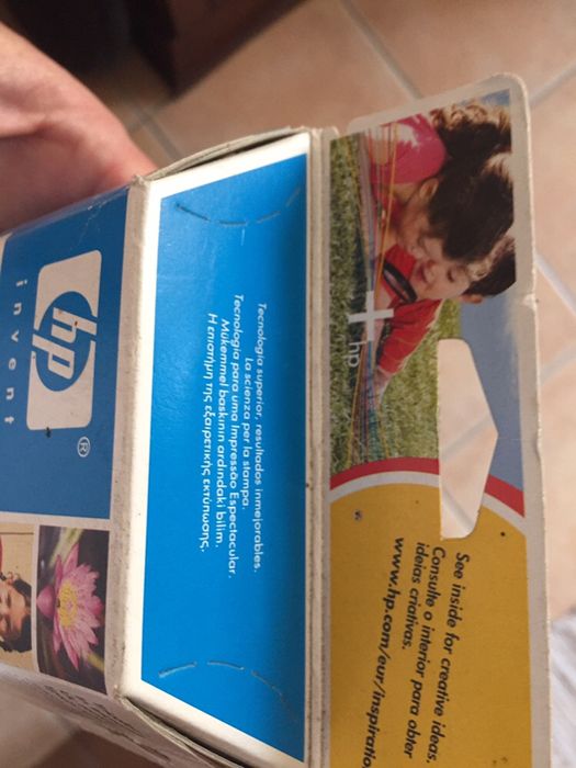 Tinteiro HP tricolor para impressão a jato.