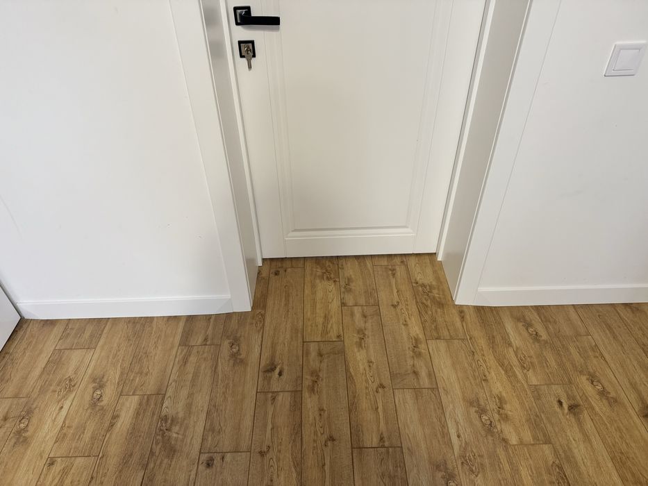 Укладка монтаж ламінату , монтаж плінтуса