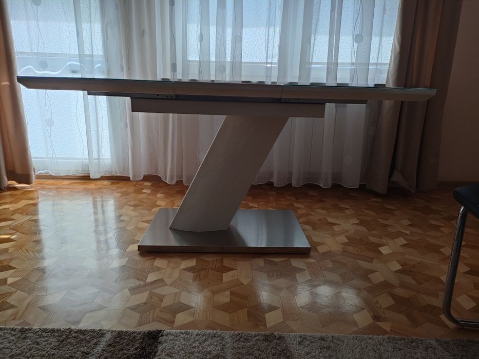 Stół rozkładany ze szklanym blatem