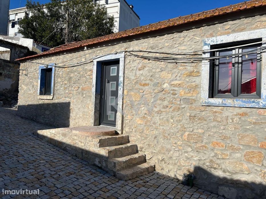 Moradia Térrea T2 com uma grande arrecadação, Agualva- Cacém