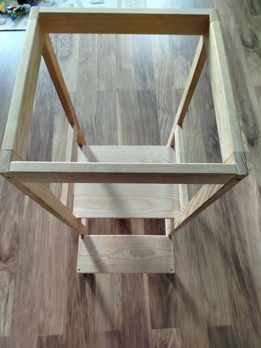 Helpkitchen Helper pomocnik stojak dla dziecka.