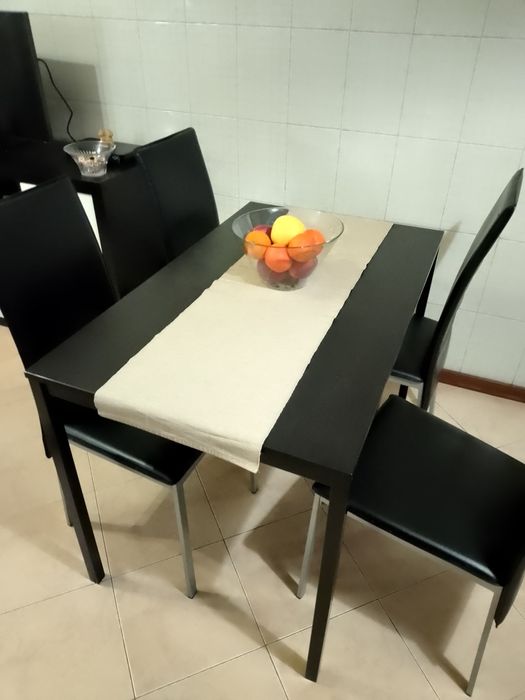 Mesa de jantar com 4 cadeiras – em excelente estado!