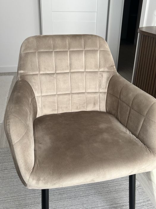 Komplet czterech welurowych krzeseł