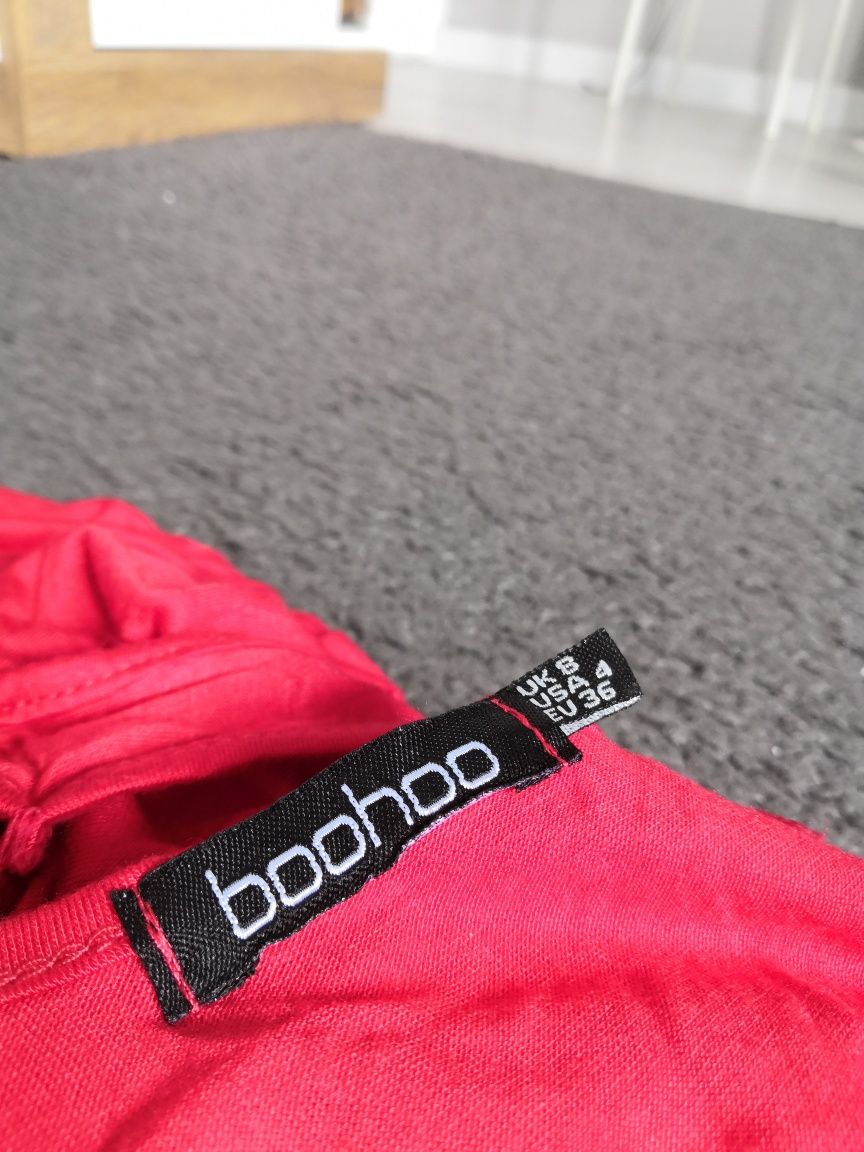Boohoo długa dopasowana elastyczna czerwona sukienka.