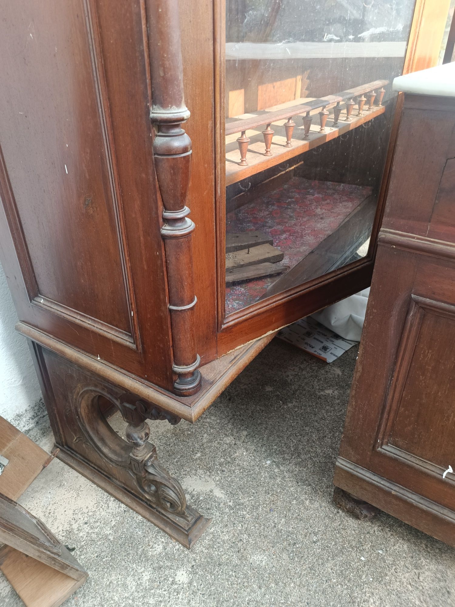 Móvel antigo para restauro.