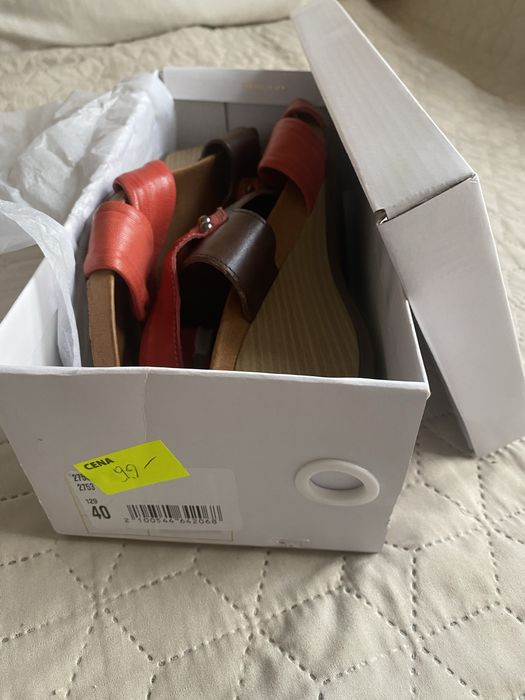 Skorzane sandaly  na malej koturnie rozm 40