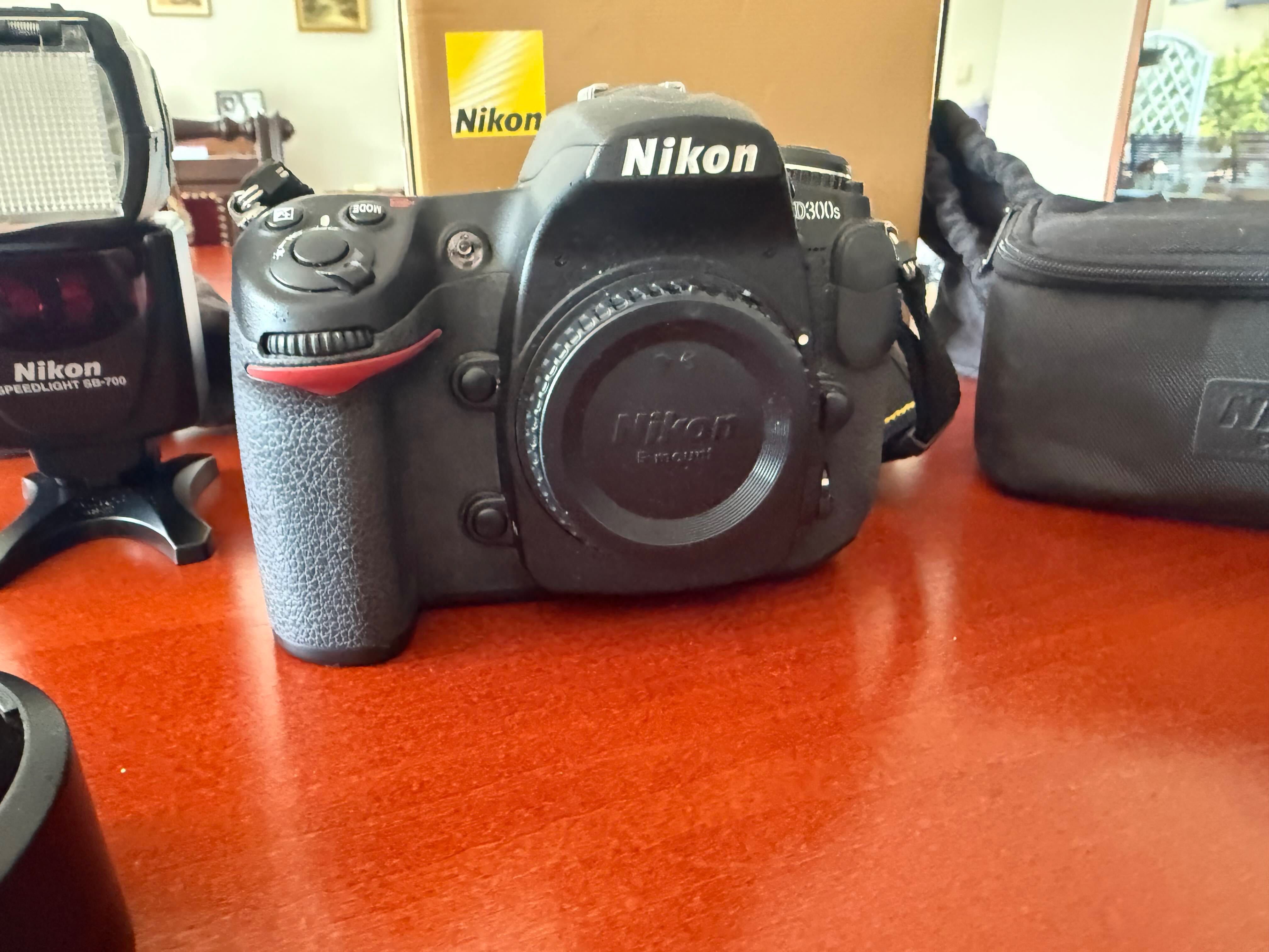 Nikon d300s z 3 obiektywami i lampą błyskową.