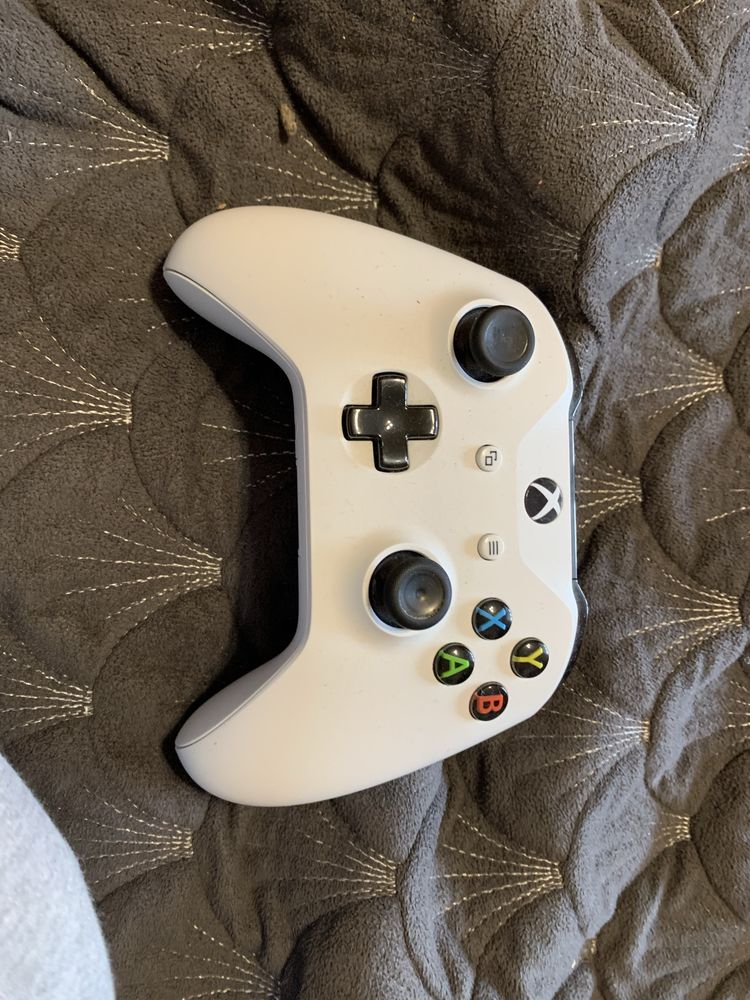 Xbox One S 500gb + 3 гри