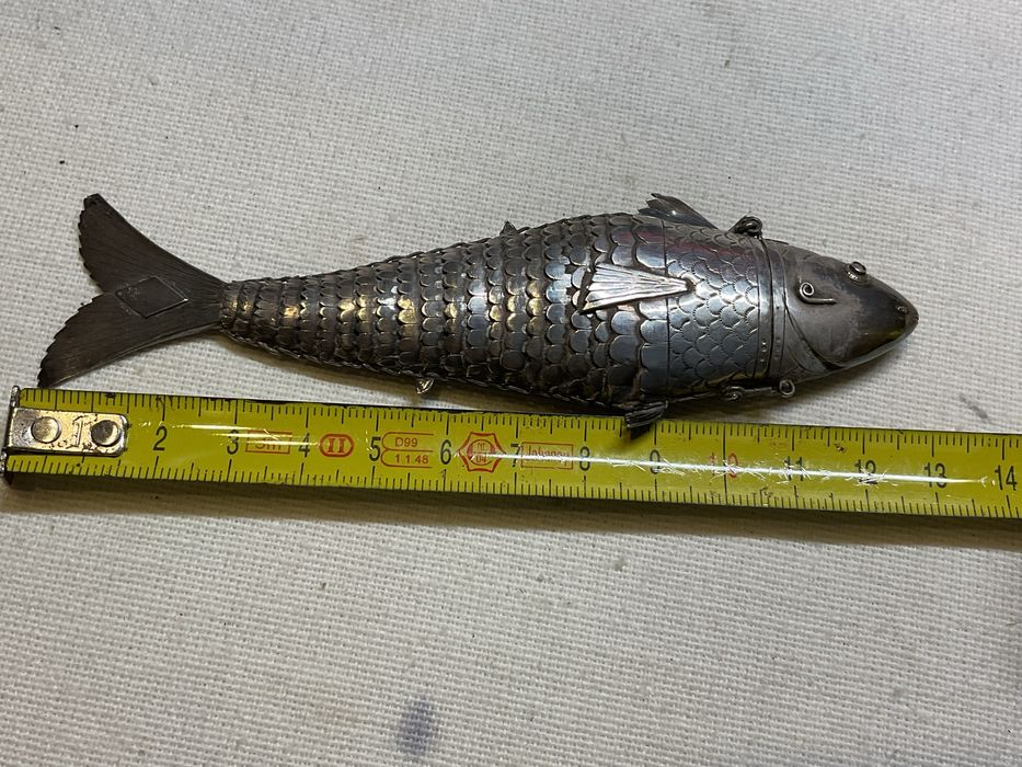 Antiga caixa de rapé em prata em forma de peixe