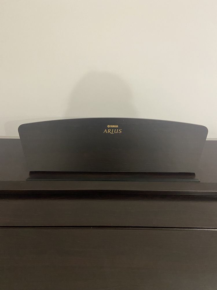 Piano Yamaha Arius